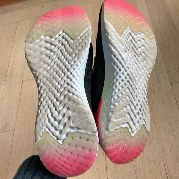 Nike Black Epic React Flyknit Women’s Shoes Sneakers Trainers Knit Bootie Fit 8 - Picture 3 of 6